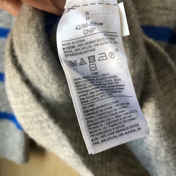 Like-New Merino Wool Blend Banana Republic Sweater - Picture 6 of 6